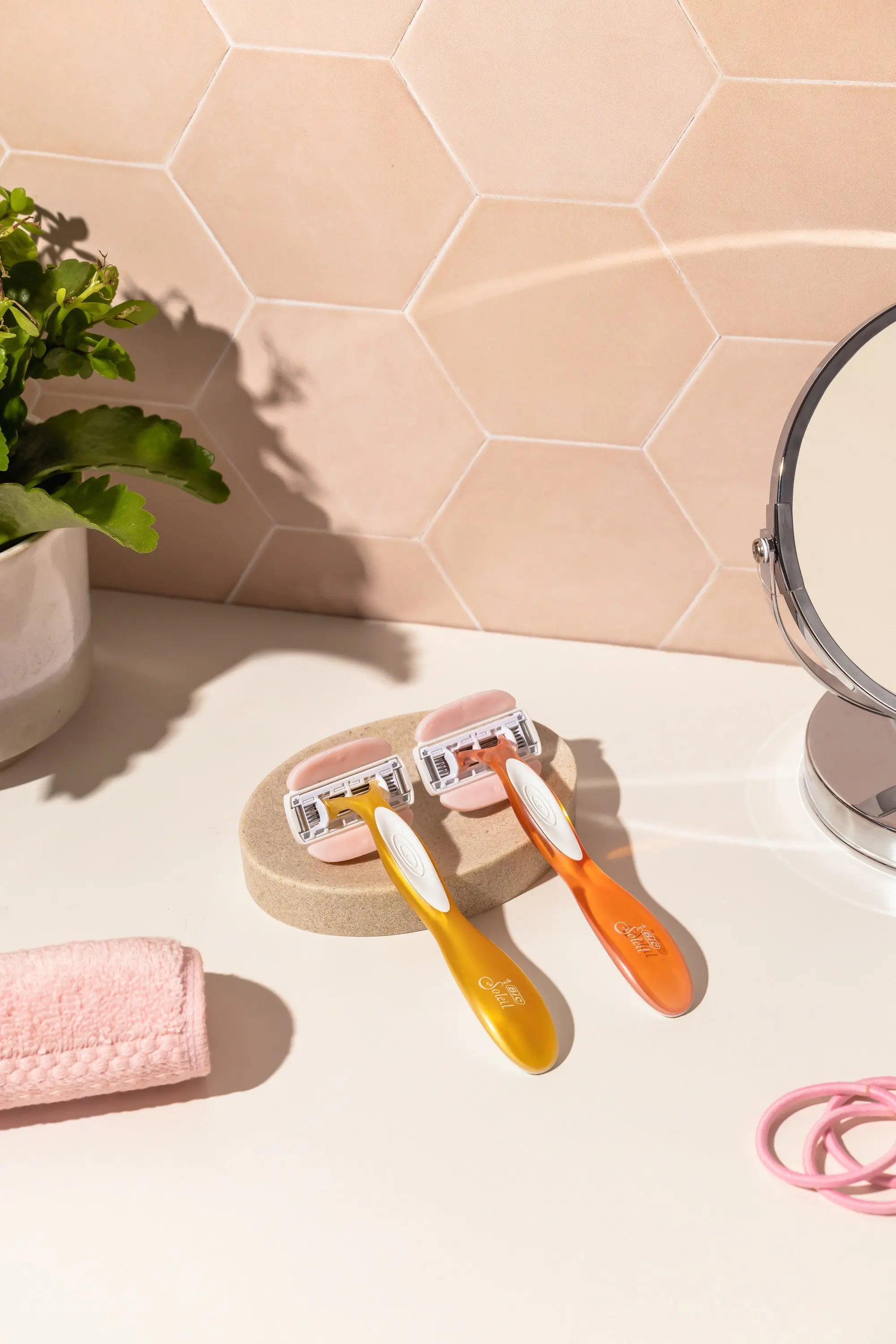 Flexible blades of BIC Soleil Glide razor adjusting to curves